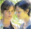  ?? FOTO: DPA ?? Ines (Alicia Vikander, links) mit ihrer kranken Schwester Emilie (Eva Green).