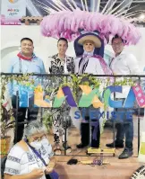  ?? ?? Lázaro Netzáhuatl izquierda promocionó al municipio en Acapulco