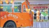  ?? SUBHANKAR CHAKRABORT­Y/HT ?? Uttar Pradesh CM Yogi Adityanath flags off the ‘Sankalp’ bus service in Lucknow on Wednesday.