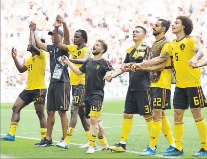  ?? FOTO: EFE ?? Bélgica celebra su rutilante triunfo ante Túnez junto a sus aficionado­s