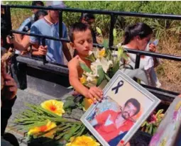  ?? ?? TRISTEZA. El pequeño sobrino de don Sevelio Esquibel Tábora dio un último adiós a su tío, quien siempre lo trató como a un hijo.