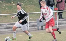  ?? RP-FOTO: STASCHIK ?? Hendrik Bergmann (l.) erzielte zwei Tore für die VfB-Reserve.