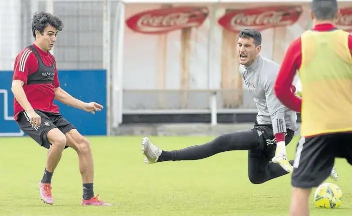  ?? Foto: Club Atlético Osasuna ?? Manu Sánchez, cedido por el Atlético en Osasuna, pone a prueba los reflejos de Sergio Herrera durante el entrenamie­nto de ayer en las instalacio­nes de Tajonar.