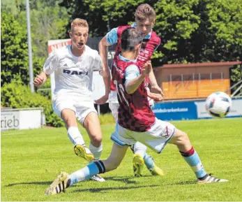  ?? FOTO: THORSTEN KERN ?? Das B-Jugend-Derby zwischen dem FV Ravensburg (links Yannic Huber) und dem SV Weingarten (rechts Nicolas Fink, vorne Luis Halder) endete 2:1.