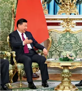  ??  ?? Le président Xi Jinping en discussion avec son homologue russe Vladimir Poutine au Kremlin, le 4 juillet