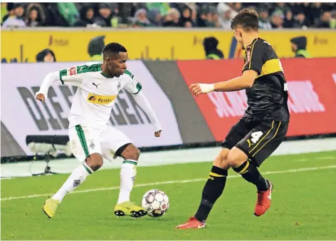  ?? FOTO: DIRK PÄFFGEN ?? Ibrahima Traoré durfte gegen Stuttgart, hier mit Marc-Oliver Kempf (rechts), von Beginn an auf Borussias rechter Seite ran.