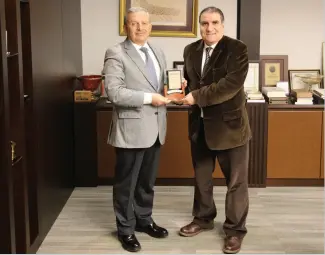  ??  ?? Türkiye Katılım Bankaları Birliği Genel Sekreteri ve Turcomoney yazarı Osman Akyüz’e ödülü, Genel Yayın Yönetmeni Dr. Kazım Kılınç verdi.