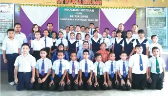  ??  ?? SK Nanga Meluan Primary 6 pupils with their teachers.