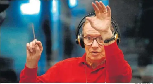  ?? SZILARD KOSZTICSAK / AP ?? Ennio Morricone, en una fotografía tomada en 2004, en Budapest, cuando el músico dirigía a la Sinfónica Húngara.