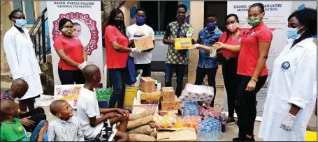  ??  ?? Some members of Daniel Ogechi Akujobi Memorial Foundation (DOAM) during the presentati­on of food and drugs to a less privileged home in Lagos... recently