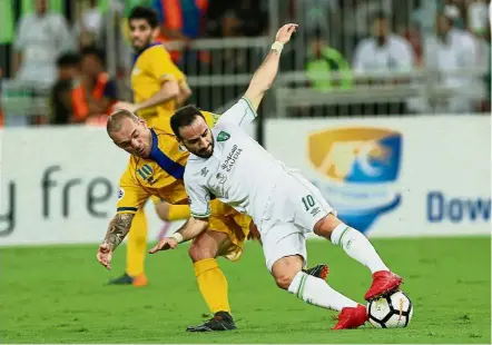  ?? — AFP ?? Out of my way: Al Gharafa’s Wesley Sneijder (left) vying for the ball with Al Ahli’s Ioannis Fetfatzidi­s during the AFC Champions League match at the King Abdullah Sports City on Tuesday.