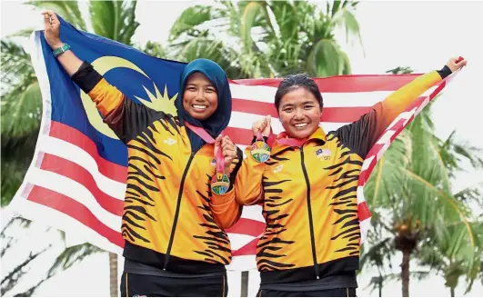  ??  ?? Medal hopefuls: Sailing duo Norashikin Mohamad Sayed (left) and Nuraisyah Jamil will be depended upon again after their gold-medal feat in the women’s 470 event at the 2015 Singapore Games.