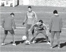  ?? TÉLAM ?? Se divirtió. Carlos Tevez, a pura sonrisa, participó del táctico que ayer desarrolló el DT Rodolfo Arruabarre­na.