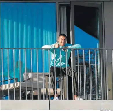  ?? DIOGO PINTO / EFE ?? Cristiano Ronaldo posa sonriente con el pulgar hacia arriba desde su habitación del hotel de Portugal en Lisboa.