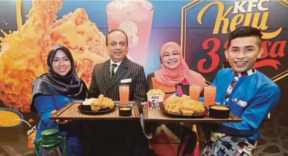  ?? [ FOTO SALHANI IBRAHIM/BH ] ?? Merril (dua dari kiri) bersama Pengurus Besar QSR, Sharifah Musainah Syed Alwi (dua dari kanan) pada pelancaran kempen terbaru KFC sempena Ramadan, ‘Keju 3 Rasa’ di Kuala Lumpur, semalam.
