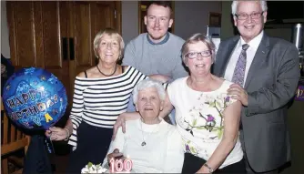  ?? Pic: ?? Eva Cunningham with family members last Saturday (l-r): daughter Carol Cunningham, grandson Adam Govan, daughter Jeanie Govan and son-in-law Frank Govan. Carl Brennan.