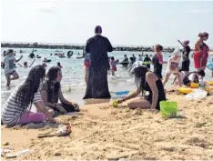  ?? Foto: Lemel, dpa ?? Religiöse Jüdinnen an einem nach Geschlecht­ern getrennten Strand in Tel Aviv. Das französisc­he „Burkini-Verbot“finden viele Frauen dort inakzeptab­el.