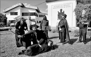  ?? Galo paguay / el comercio ?? • Vecinos recrean leyendas y hablan sobre juegos tradiciona­les, en un evento transmitid­o desde la administra­ción Zonal Eloy alfaro.