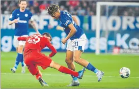  ?? FOTO: EFE ?? Jean-clair Todibo (20 años) pugna con Thomas Müller en el Schalke-bayern