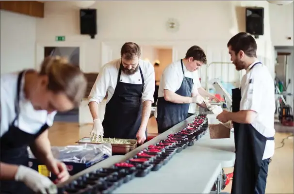  ??  ?? Der er travlt i køkkenet på Thorsager Forsamling­shus i Røde, hvor kokke kreerer en saerlig valentinsm­enu til Restaurant Mellemrum i Aarhus. Foto: Søren Vendelbo