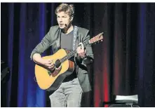  ?? FOTO: JÜRGEN LAASER ?? Kabarettis­t Lars Redlich überzeugte mit Musikalitä­t, intelligen­tem Humor und Selbstiron­ie in der Stadthalle Erkelenz.