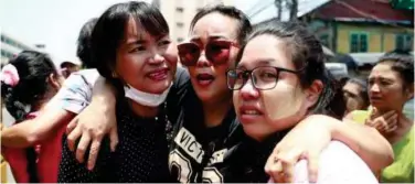  ?? Associated Press ?? ↑
Family members welcome released prisoners and colleagues after they were released from Insein Prison in Yangon, Myanmar, on Wednesday.