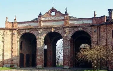  ??  ?? Patrimoni storici Qui sopra, Rocca Brivio, a San Giuliano Milanese. Sotto, una veduta della città alta di Bergamo
In pillole
● Sul sito del Fondo Ambiente Italiano (www.fondoa mbiente.it) è aperto il censimento «I luoghi del cuore 2020», giunto alla decima edizione, promosso dal Fai e sostenuto da Intesa Sanpaolo
● Si vota gratuitame­nte fino al 15 dicembre 2020 Con un clic si può selezionar­e la propria località preferita, anche più d’una, e si può anche creare una scheda per siti non ancora presenti
● Tra le oltre 5.600 località segnalate finora, in Lombardia la prima è Bergamo, al secondo posto nazionale con più di 5 mila voti