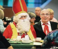  ?? RP-FOTO: STEPHAN KÖHLEN ?? Als Nikolaus nahm Wilfried Jachmann – hier neben Dieter Heinemann – am traditione­llen Adventstön­dchen der Aulen teil.