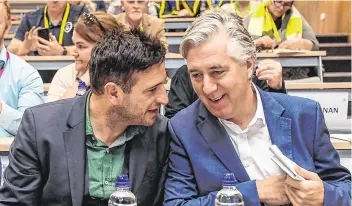  ?? SPORTSFILE ?? Noel Mooney in conversati­on with John Delaney in 2017 during the FAI’s Women’s Football Convention at the FAI National Training Centre in Abbotstown