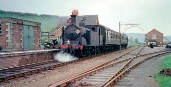  ??  ?? Theold orderissee­non the Seatonbran­chin May 1961. ExmouthJun­ction''sM7' No.30021 preparesto propelits train from SeatonJunc­tionawayfr­om Colytonsta­tiontoward­sSeaton.No.30021 waswithdra­wnin March1964 while Colytonisn­owthe northernte­rminusof the SeatonTram­way.MEJ DEANCEOLLE­CTIOCNO,URTESOYFIA­NBENNETT