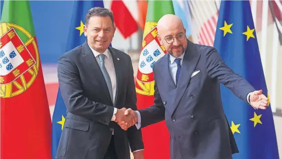  ?? ?? Luís Montenegro (aqui com Charles Michel) foi o chefe de Governo estreante nesta reunião extraordin­ária do Conselho Europeu