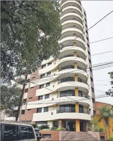  ??  ?? El funcionari­o vive en el sexto piso de un lujoso edificio.