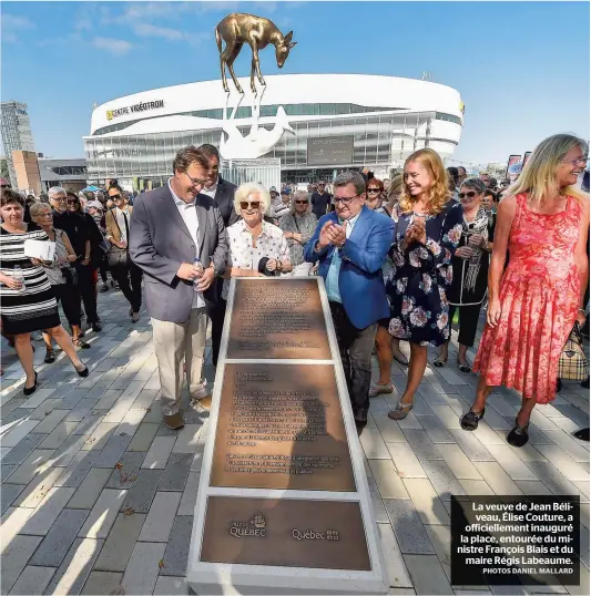  ?? PHOTOS DANIEL MALLARD ?? La veuve de Jean Béliveau, Élise Couture, a officielle­ment inauguré la place, entourée du ministre François Blais et du maire Régis Labeaume.