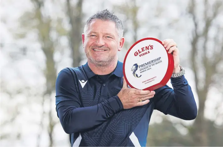  ?? Picture: Ross Parker / SNS ?? Dundee manager Tony Docherty displays the Glen’s Vodka Scottish Premiershi­p Manager of the Month award for March.