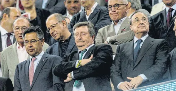  ?? FOTO: EFE ?? Josep Maria Bartomeu y Florentino Pérez, presidente­s de Barça y Real Madrid, en el palco del Camp Nou con Juan Luis Larrea en el centro Es el presidente de la Federación