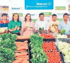  ??  ?? Programa que incentiva al sector agrícola. Hasta la fecha, Walmart ha apoyado a más 400 agricultor­es salvadoreñ­os.