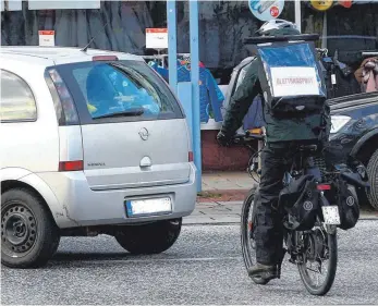  ?? FOTO: ALEXANDER KAYA ?? Wenn die kleine Blutbank an der Uniklinik schließen sollte, dann müssten Blutkonser­ven, die für Operatione­n gebraucht werden, künftig per Kurier oder mit einem Taxi über einen längeren Weg in die Klinik gebracht werden.