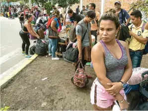  ?? CRIS BOURONCLE/AFP ?? MEREKA YANG TERLUNTA-LUNTA: Imigran dari Venezuela mengantre di perbatasan Peru, Jumat (14/6). Sebanyak 12 ribu orang masuk ke Peru pada akhir pekan tersebut. Foto kanan, pengungsi dari Amerika Tengah sedang menunggu bantuan di Tapachula, Meksiko, pekan lalu.