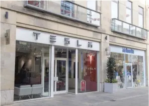  ?? PICTURE: IAN GEORGESON ?? 0 Electric car maker Tesla opened in Multrees Walks.