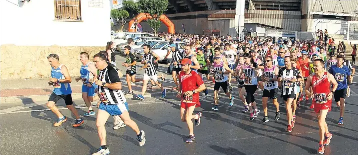  ??  ?? La primera edición de Orgull Albinegre ya contó con una gran participac­ión, 700 corredores, cifras que se están disparando para la segunda entrega, que ya rebasa los 1.300 inscritos.