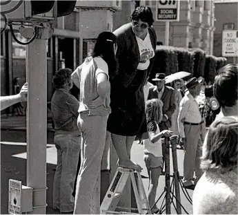  ?? Photo: Errol Anderson ?? GOOD IDEA: Spectators at the 1980 Toowoomba Carnival of Flowers parade improvised to get a glimpse of the floats as they pass through the city’s CBD.