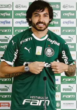  ?? Fabio Menotti/ag. Palmeiras/divulgação ?? ■ O meia-atacante Ricardo Goulart durante apresentaç­ão pelo Palmeiras; camisa 11 ainda não sabe a posição em que vai atuar neste time de Felipão