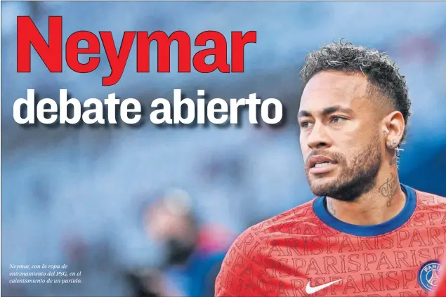  ??  ?? Neymar, con la ropa de entrenamie­nto del PSG, en el calentamie­nto de un partido.
