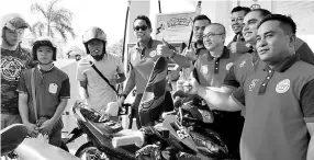  ?? - Bernama photo ?? Youth and Sports Minister Khairy Jamaluddin Abu Bakar at the monthly Umno Youth Free Petrol Top-Up programme for 150cc motorcycle and below at the Durian Tunjong Petronas Petrol Station.