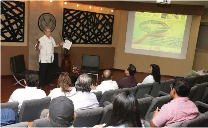  ?? YAZMÍN SÁNCHEZ ?? Catedrátic­os de la Facultad de Medio Ambiente y Urbanismo participan en foro.