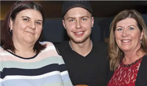  ??  ?? Bracknell Bees’ 2017 player of the year David Gaborcik (centre) has died