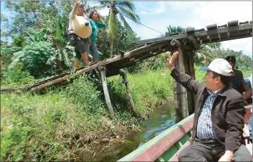  ?? WAHYU ISMIR/PONTIANAK POST ?? PERAHU: Bupati Mempawah Ria Norsan dengan menyusuri anak sungai melihat perkebunan kelapa milik petani.