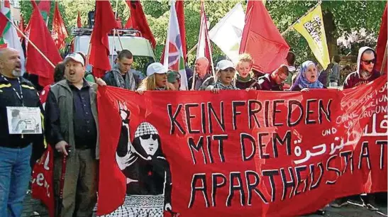  ??  ?? Eine Demonstrat­ion in Berlin gedenkt der palästinen­sischen Katastroph­e „Nakba“von . Das Bild zeigt einen Ausschnitt aus der umstritten­en Filmdokume­ntation „ Auserwählt und Ausgegrenz­t“, die am späten Mittwochab­end gesendet wurde. Bild: WDR/Preview...