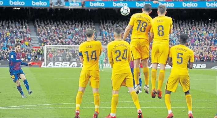  ?? FC BARCELONA ?? Zurda exquisita. Lionel Messi ya ejecutó el tiro libre por encima de la barrera del Atlético de Madrid, superando el salto de Diego Costa y de Saúl. La pelota tiene destino.