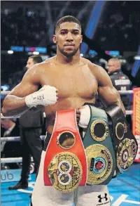  ?? FOTO: GETTY ?? Anthony Joshua, con sus tres cinturones de campeón